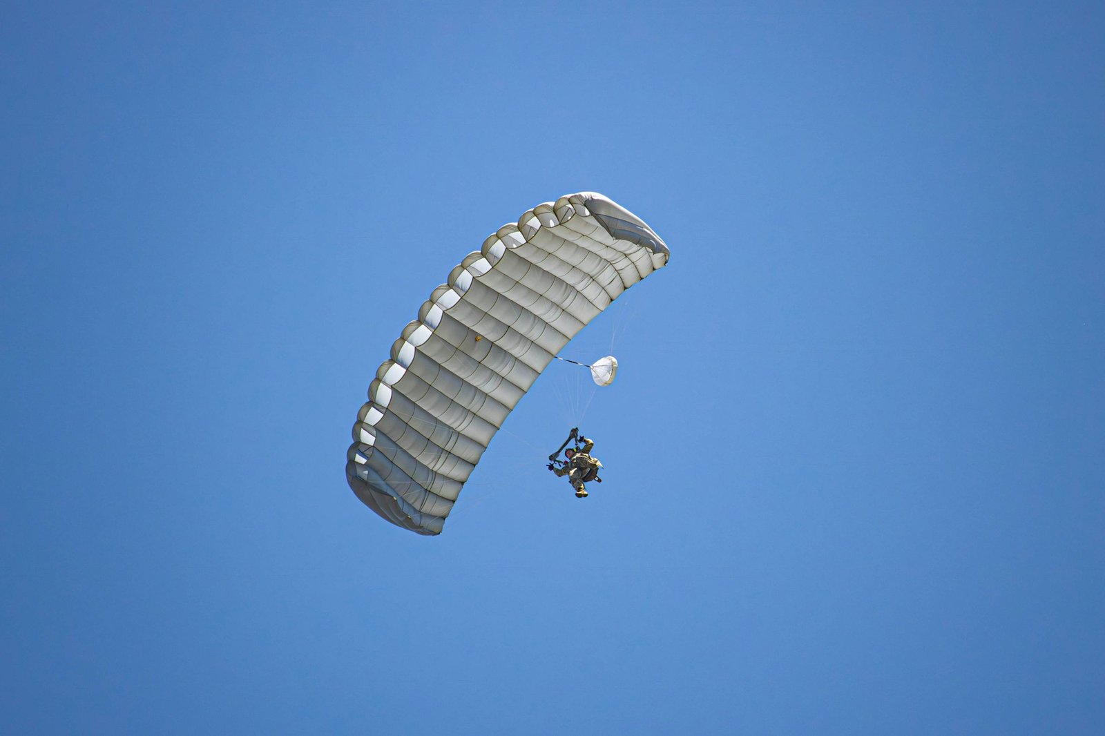 Atterrissage en tandem après un saut en parachute réussi