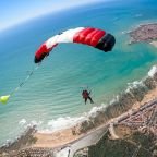 saut-en-parachute-en-tandem-au-dessus-de-la-baie-des-Sables-dOlonne-France