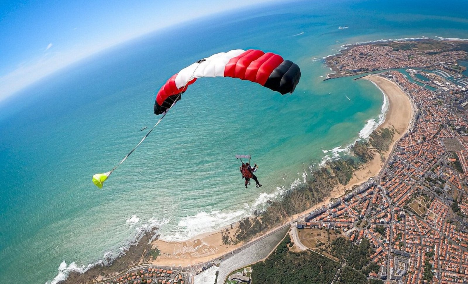 saut-en-parachute-en-tandem-au-dessus-de-la-baie-des-Sables-dOlonne-France