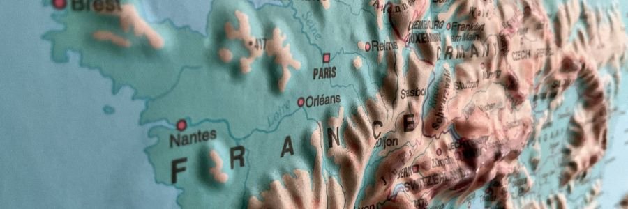 Élève parachutiste en formation PAC encadré par deux moniteurs FFP